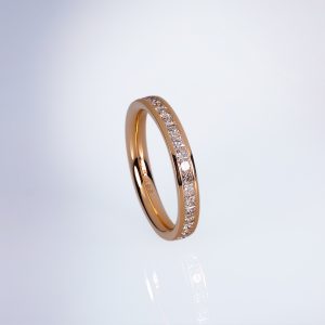 Princess eternity ring in roe gold with princess cut diamonds